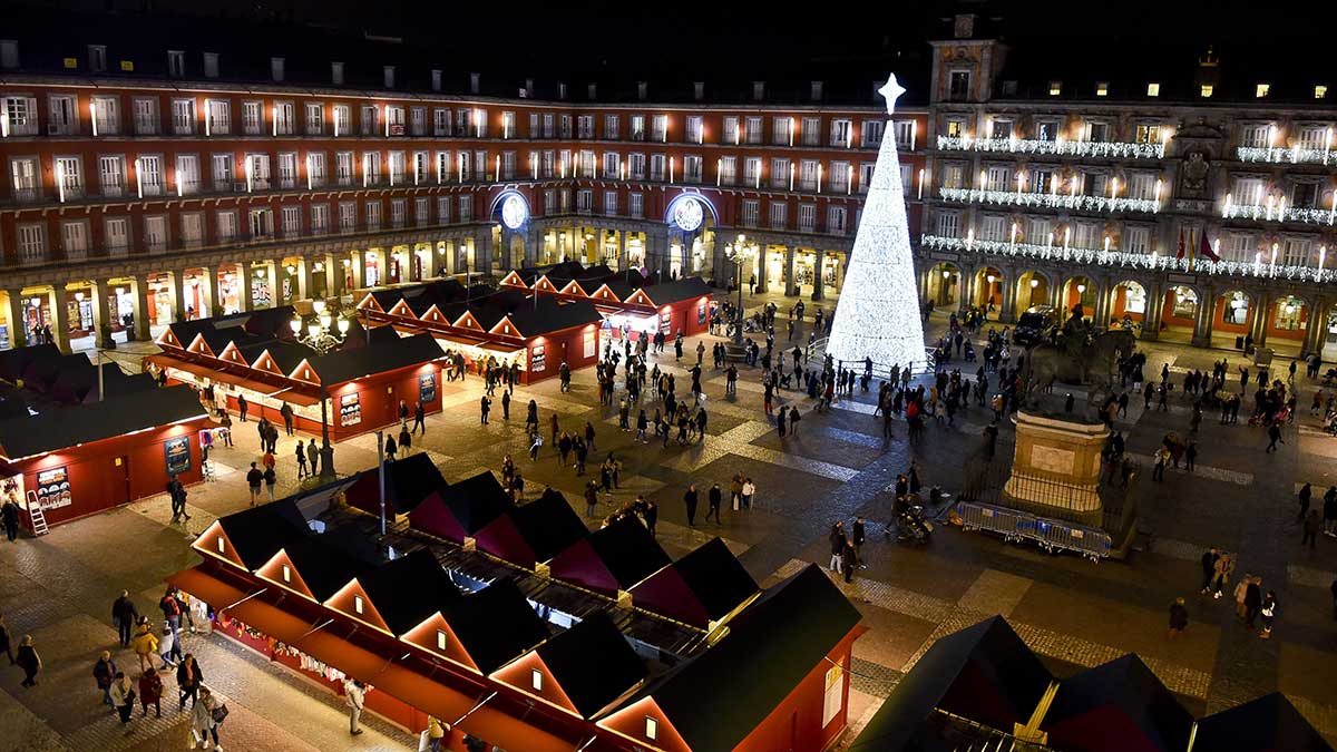 Luces y casetas del mercadillo