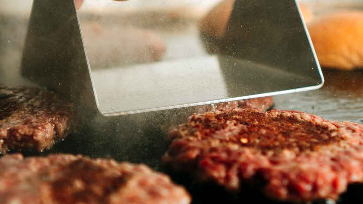 Prensa aplastando una 'smash burger'.