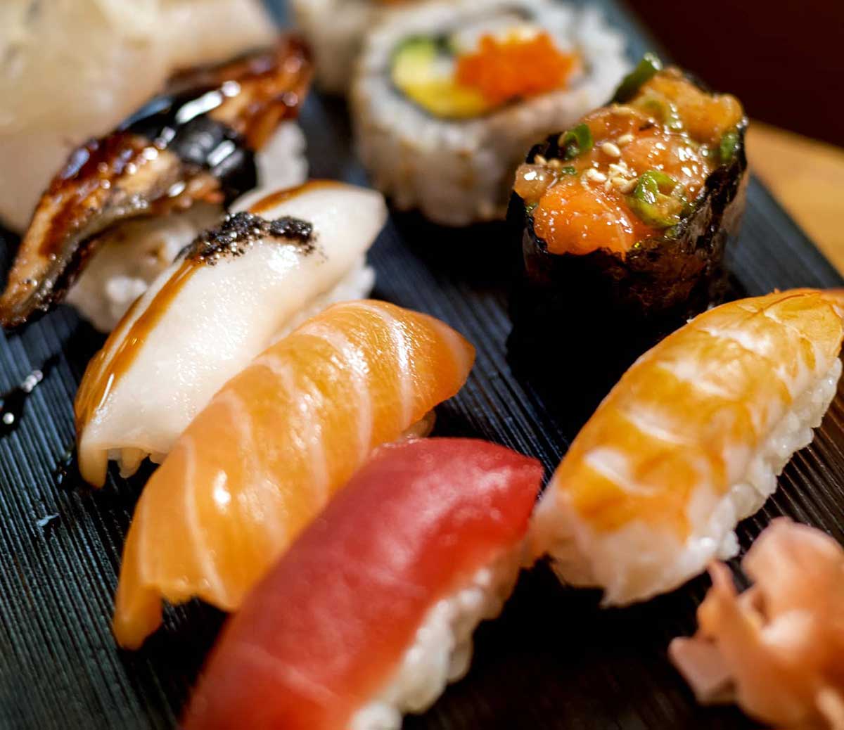 Variedad de piezas de sushi