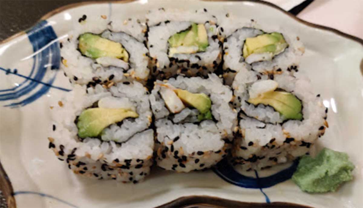 Variedad de rollos de sushi con sésamo