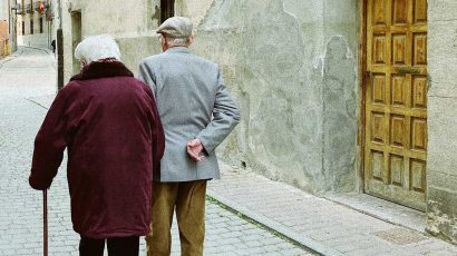 Cómo acceder a los pisos tutelados para mayores de 65 años sin vivienda en propiedad