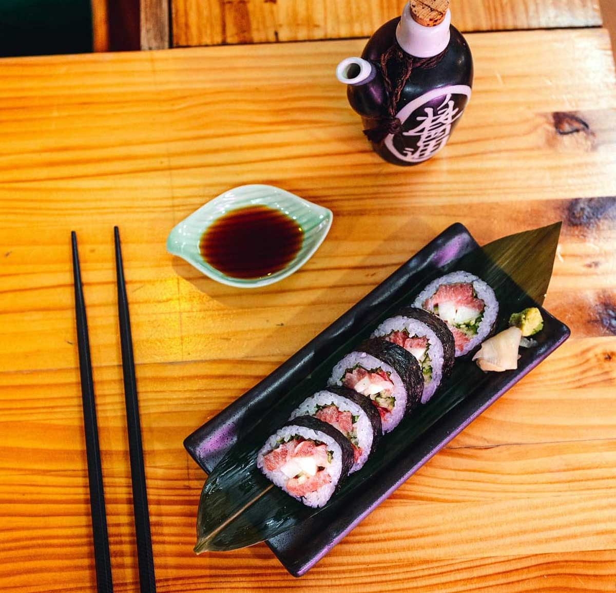 Platos de seleccion de rollos de sushi