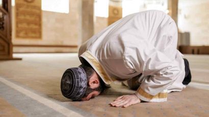 Una persona musulmana rezando.