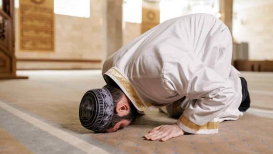 Una persona musulmana rezando.
