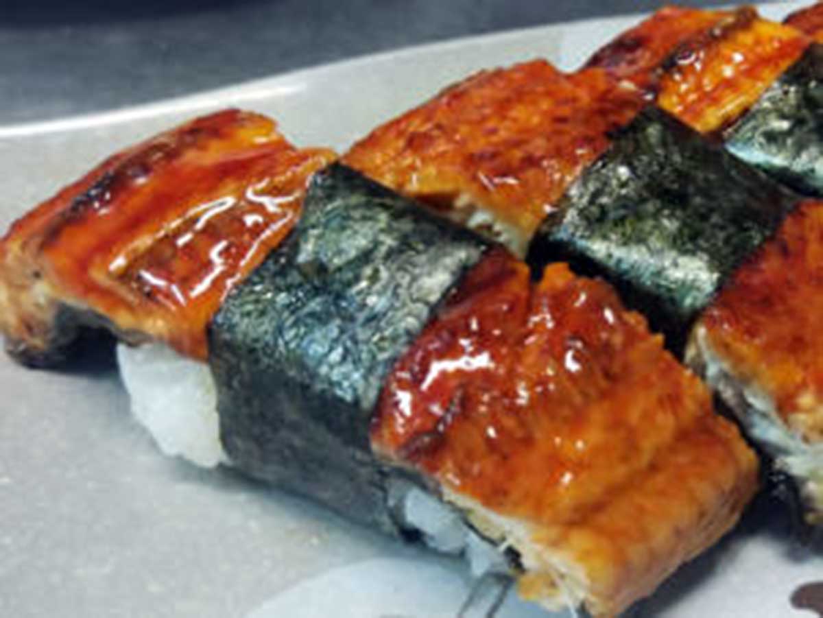 Piezas de sushi con algas