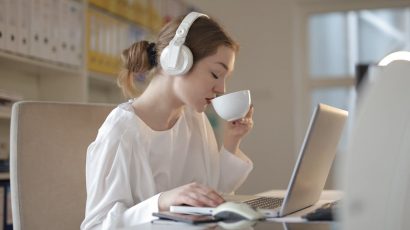 Mujer escuchando música mientras trabaja.