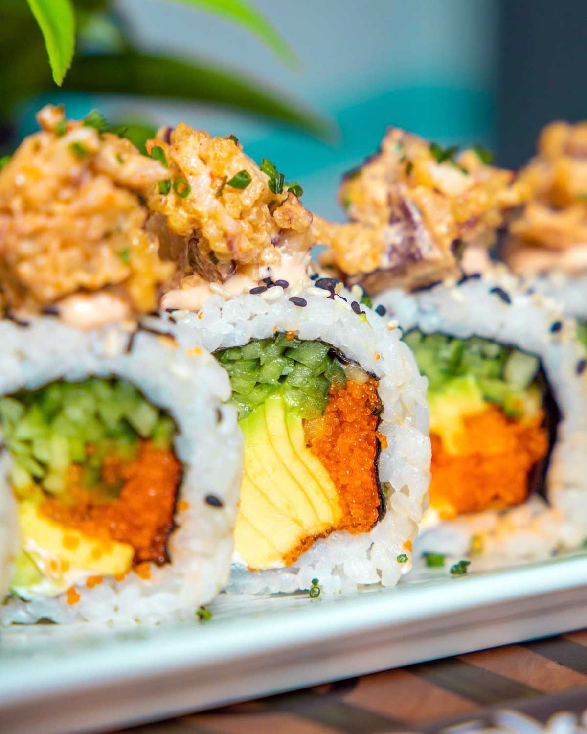 Variedad de rollos de sushi