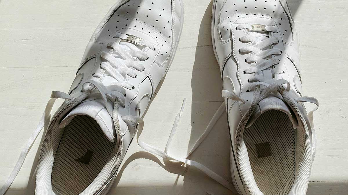 Limpiar zapatillas blancas.