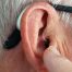 Las personas con problemas auditivos duermen mejor con un audífono