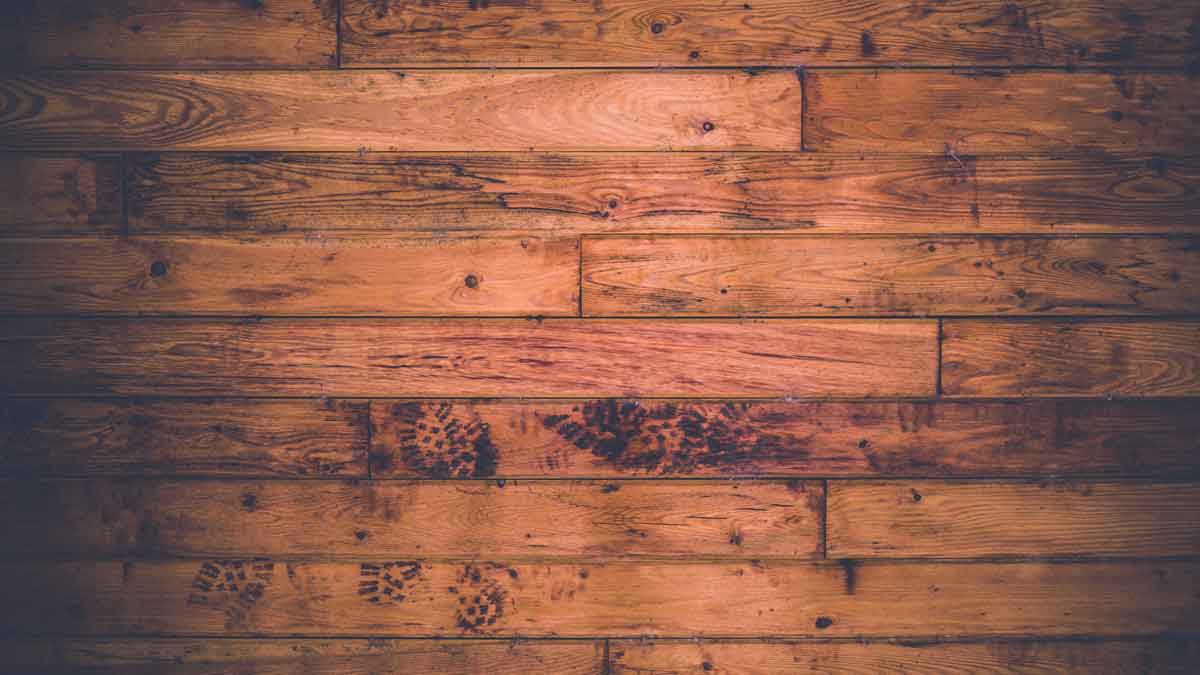 Suelo de parqué manchado.