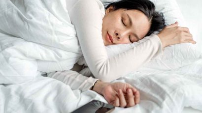 Mujer durmiendo en la cama.