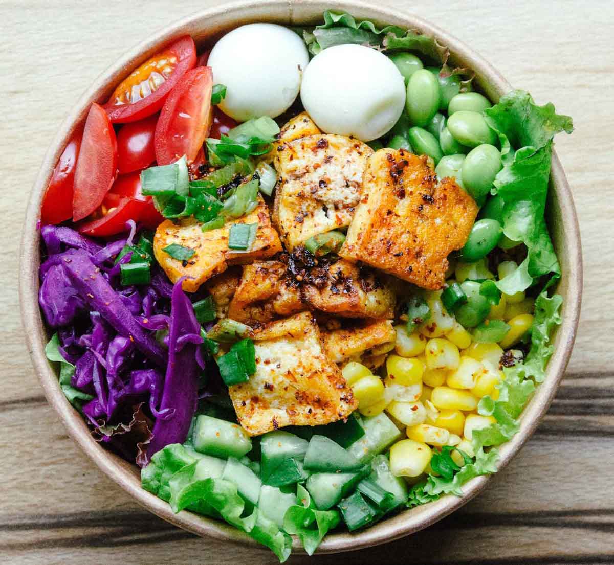 Ensalada de tofu con verduras.