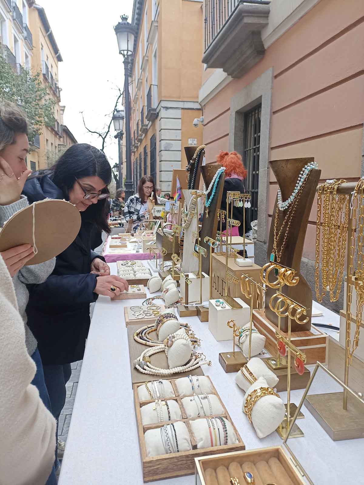 Puesto mercadillo ranas