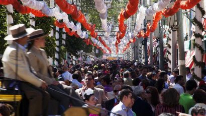 Gente paseando por el recinto ferial de la Feria de Abril en Sevilla.