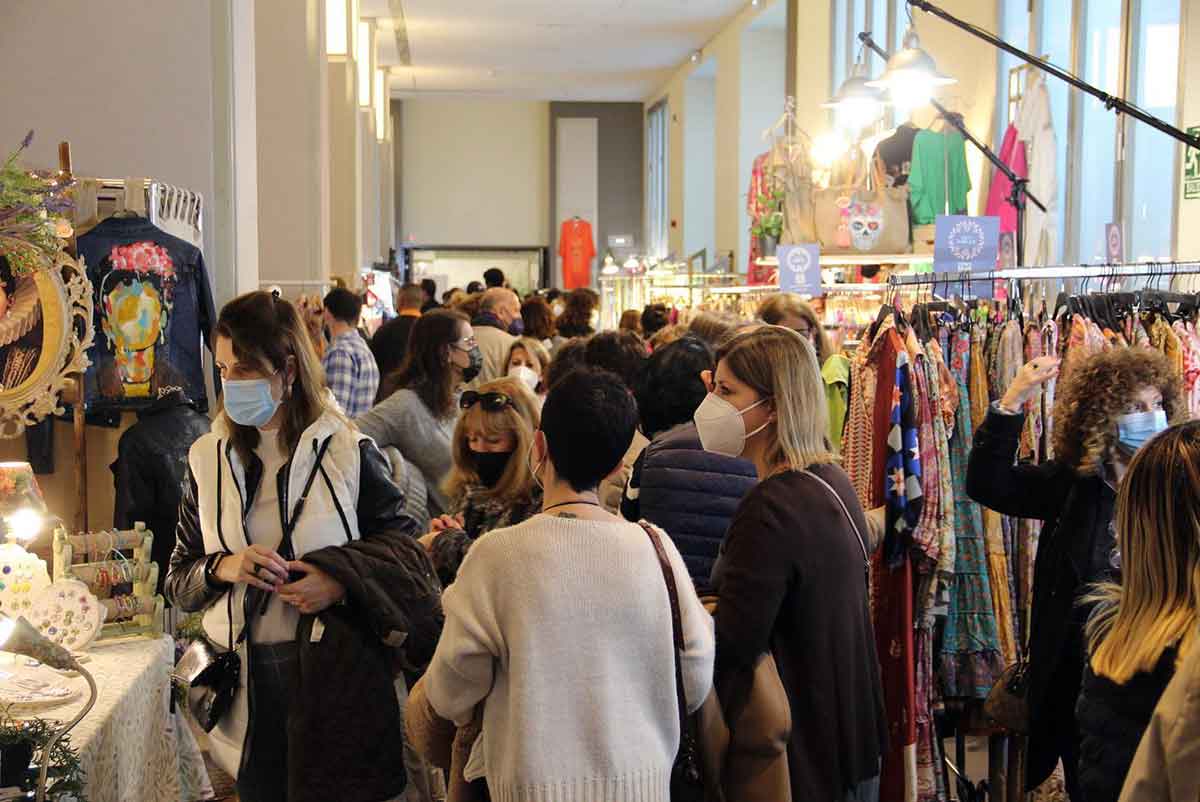 Gente en el Mercadillo del Gato
