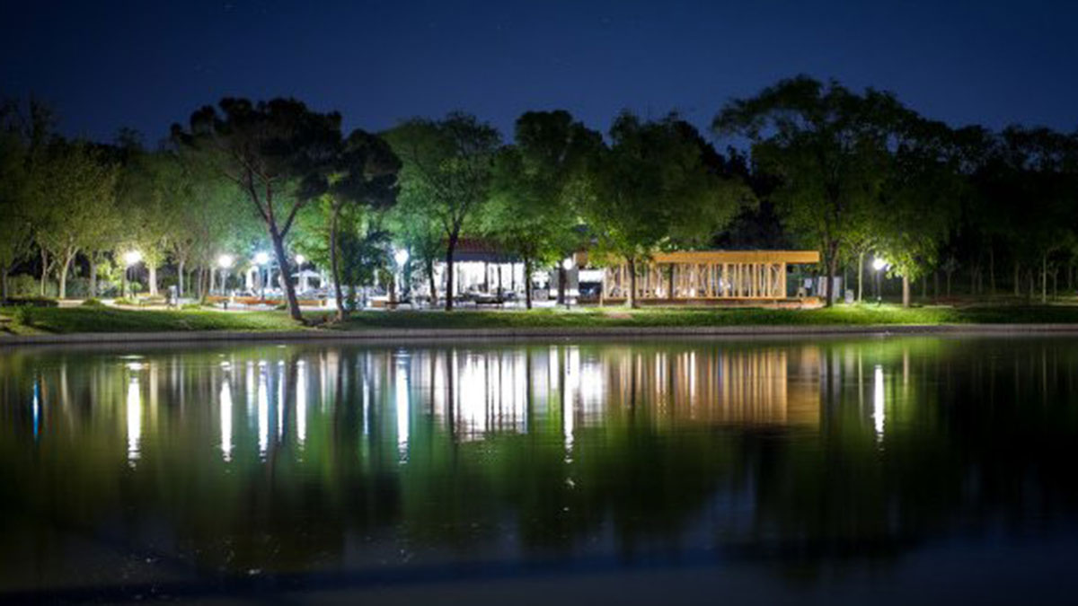 El lago de la Casa de Campo de noche