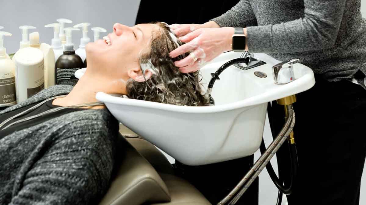 Lavado de pelo de mujer en una peluquería.