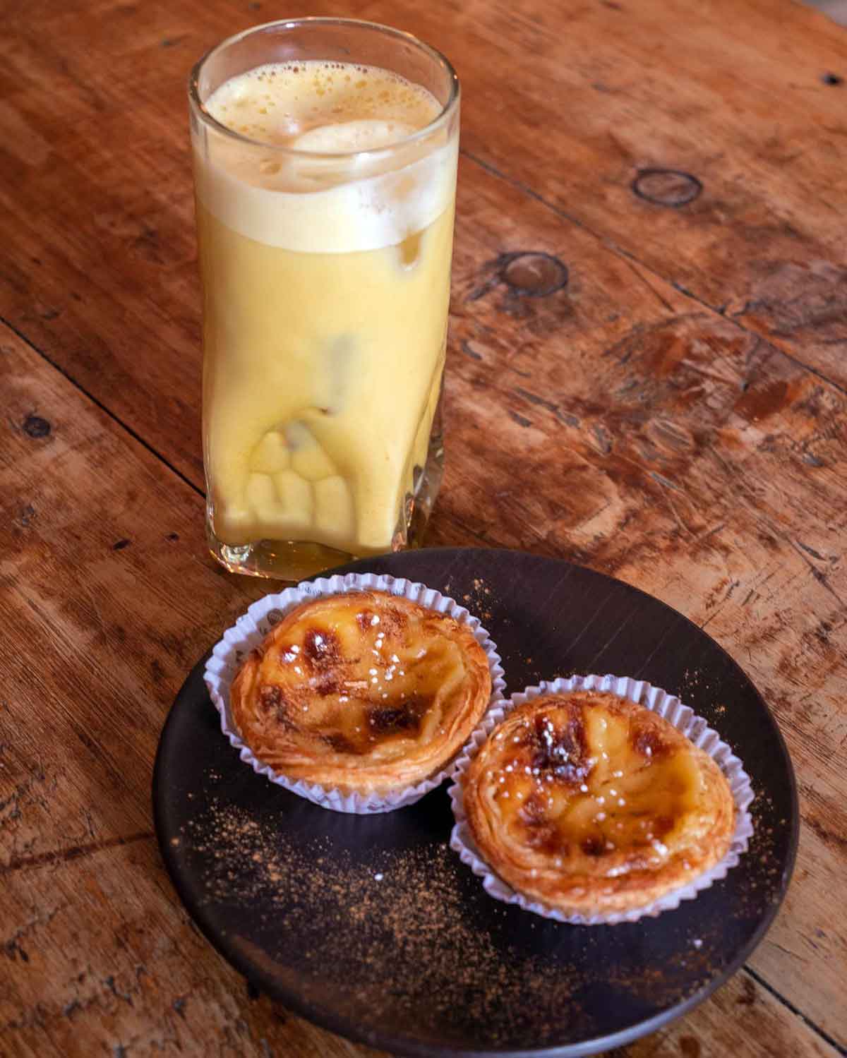 Bebida fría con magdalenas