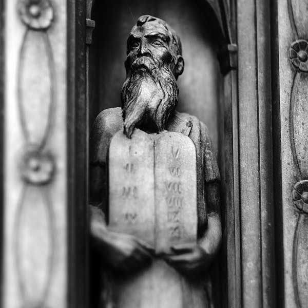 Estatua de Moisés con los 10 mandamientos.