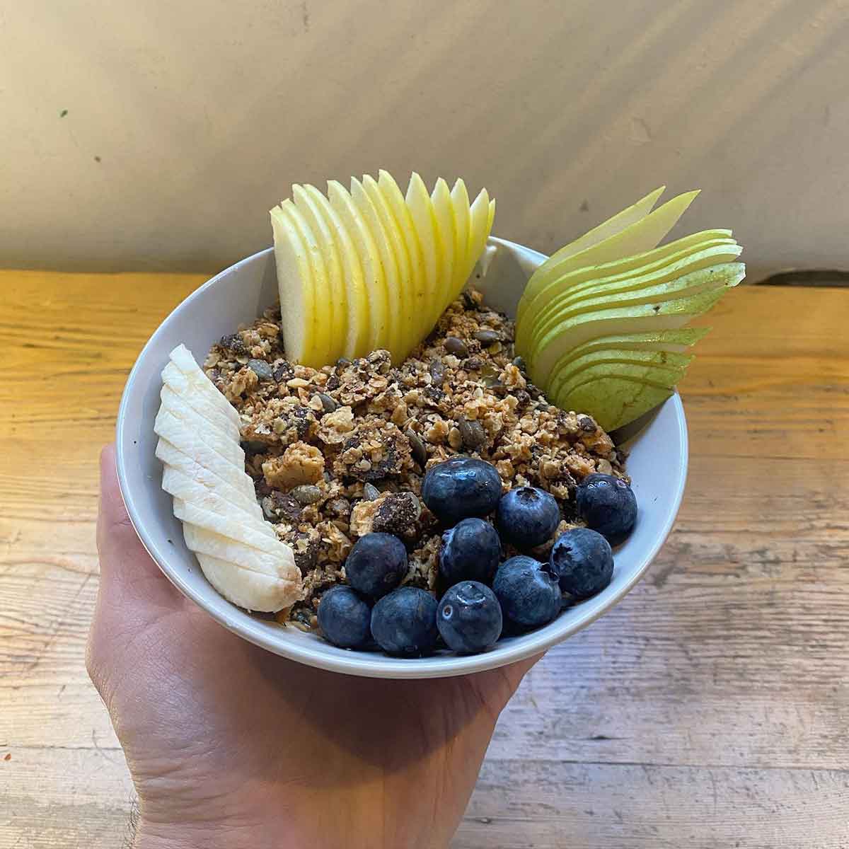 Cuenco con cereales y frutas