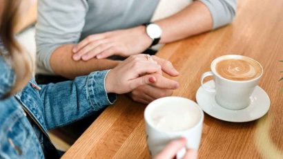 Pareja tomando un café.