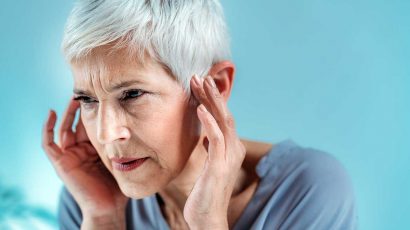 El uso de audífonos puede reducir el pitido en los oídos.