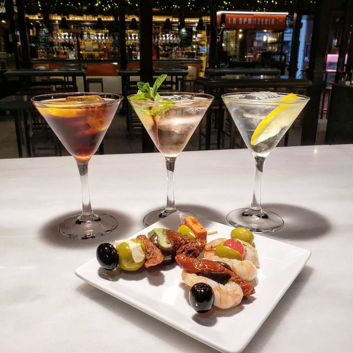 Variedad de vermus y tapas