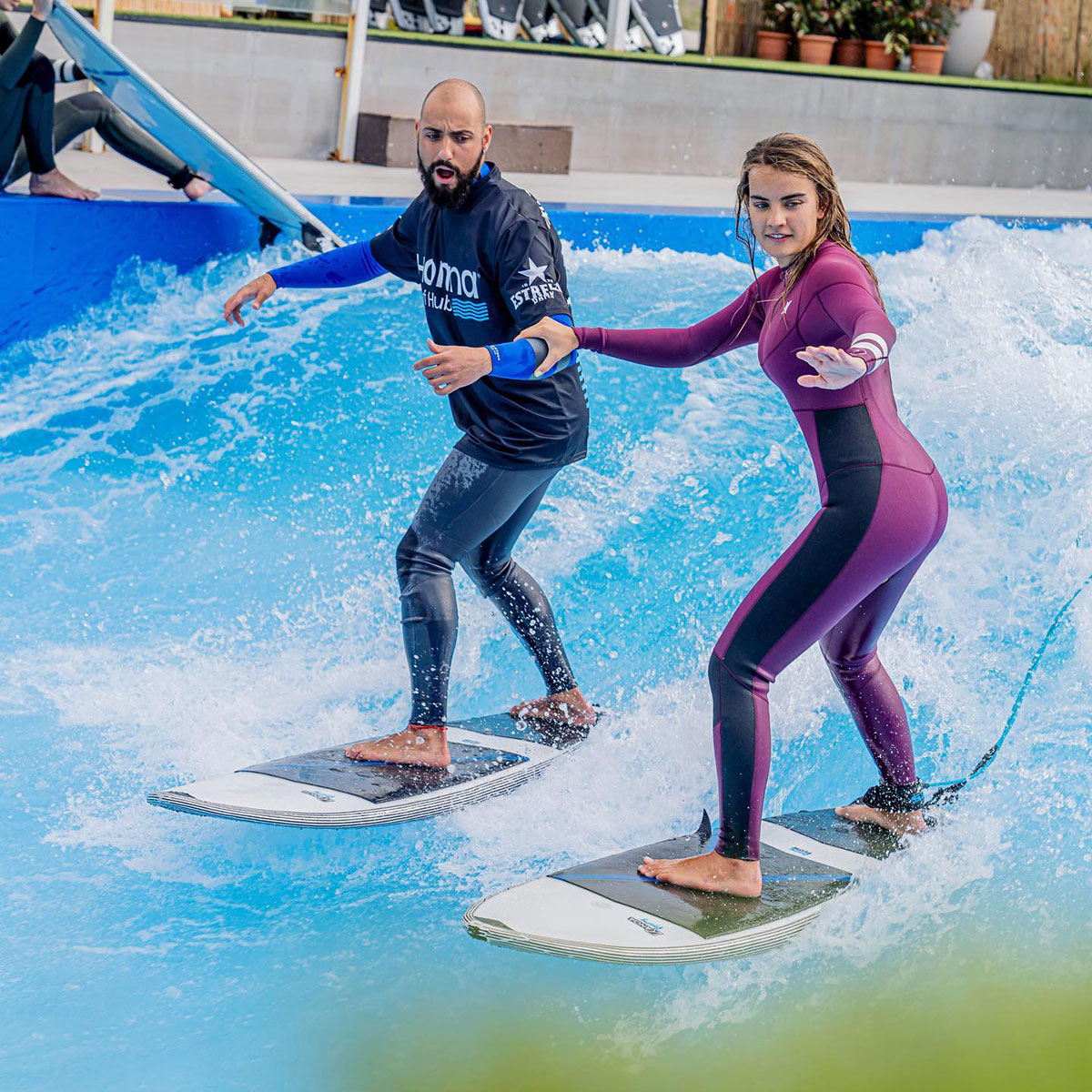 Parejas haciendo surf