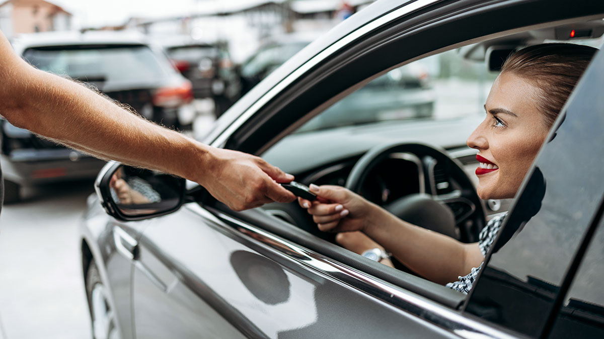 De gasolina o híbrido, el coche que comprarían los españoles