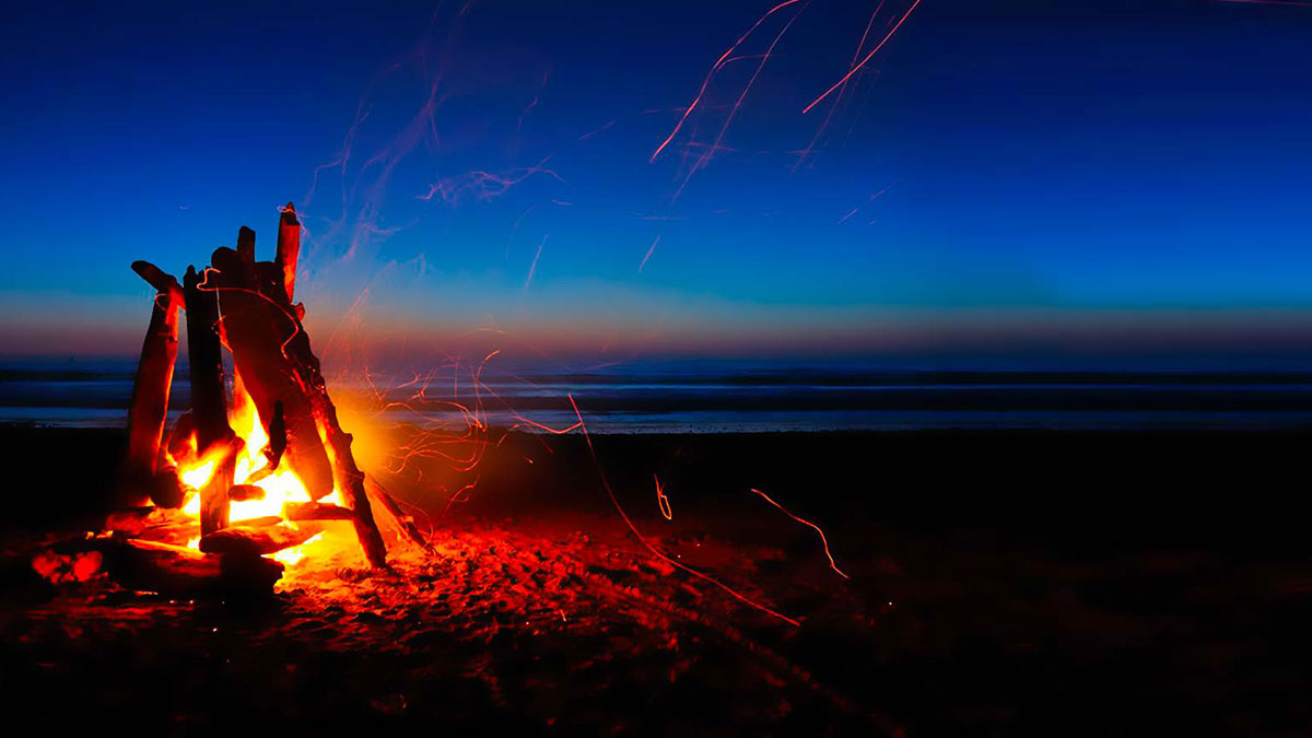 Playa con las hogueras de San Juan