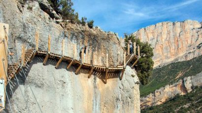 Un desfiladero, un puente colgante y escaleras en las alturas: Así es la espectacular ruta de vértigo por las pasarelas de Montfalcó