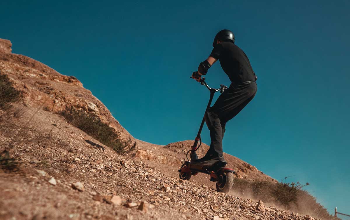 Patinete eléctrico en el campo.