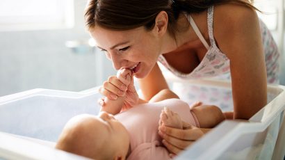 Nuevo permiso parental de 8 semanas, quién puede pedirlo y cuándo entra en vigor