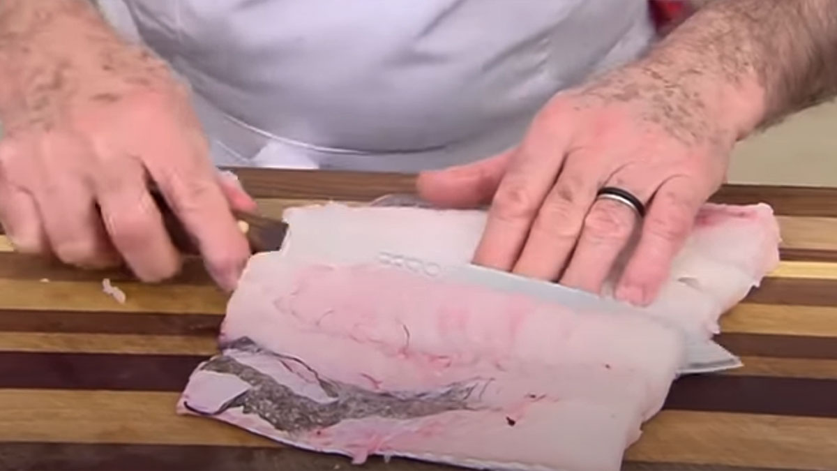 Quitarle la piel a la merluza