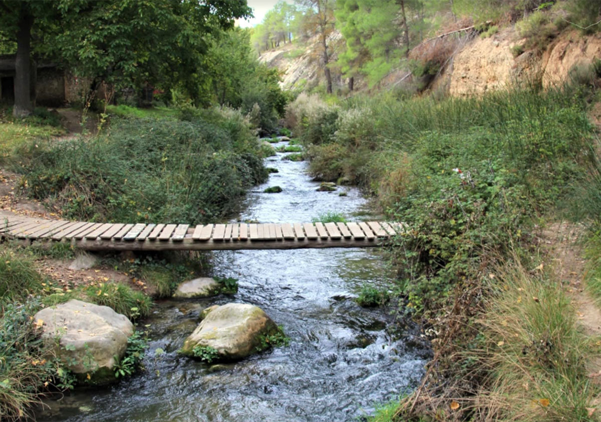 Puente que cruza el río