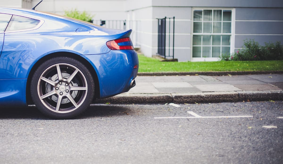 Coche aparcado en la calle.