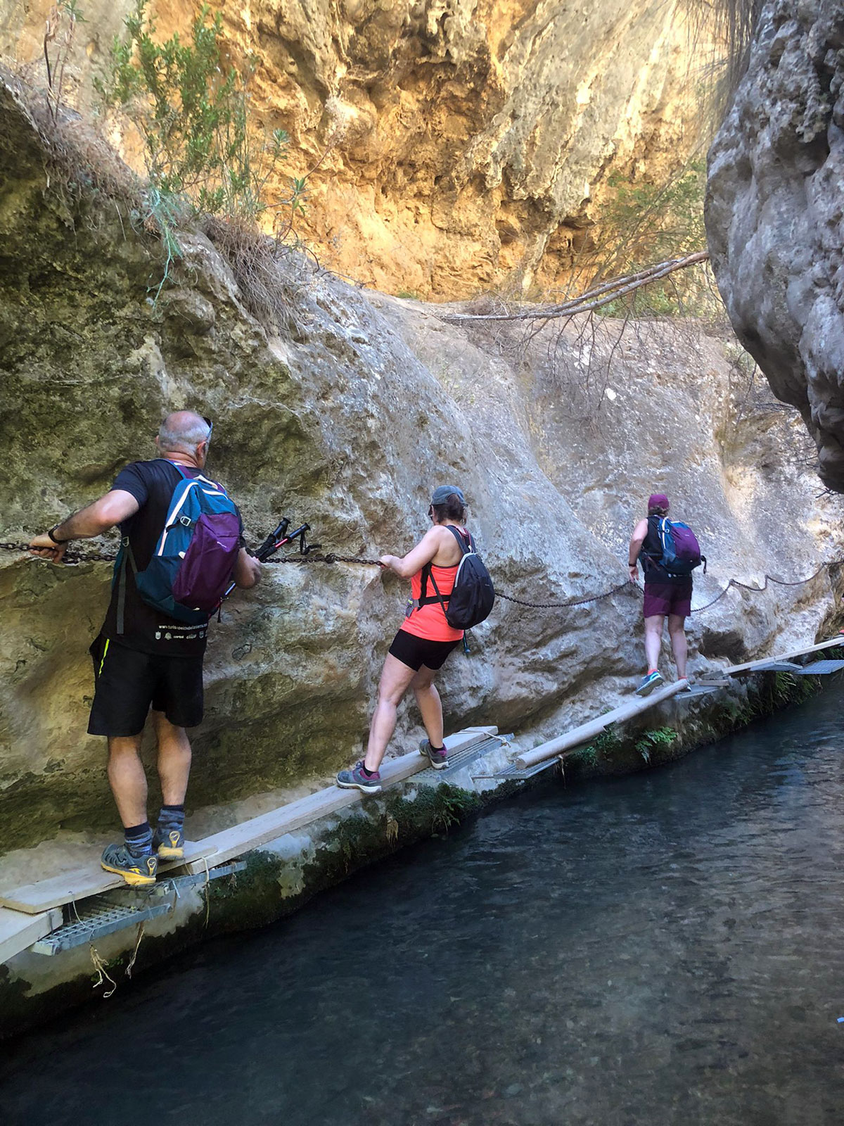 Senderistas cruzando