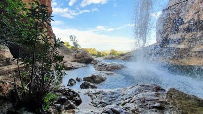 La Cueva de las Palomas, un paraíso natural para bañarse en una cascada de 20 metros