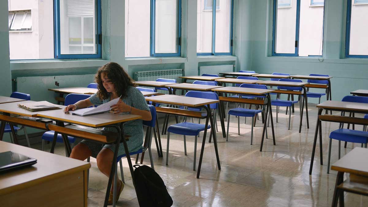 Chica estudiando en clase.