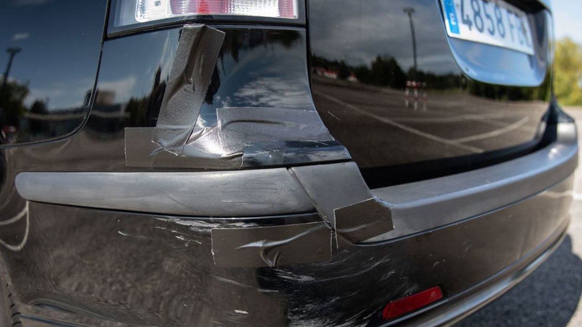 Coche arreglado con cinta americana.