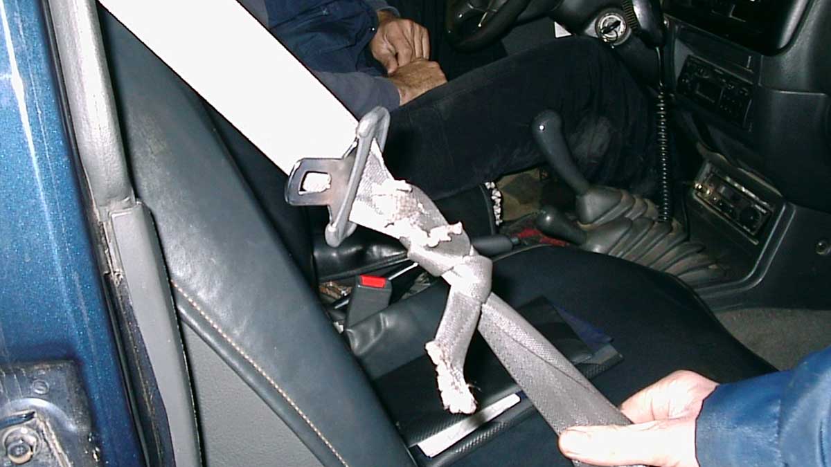 Cinturón de seguridad de un coche roto.