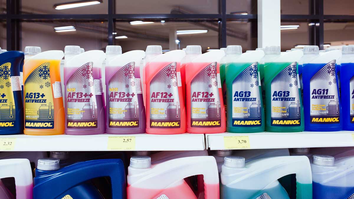 Garrafas de líquido anticongelante de colores.