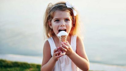 El truco de Eva Arguiñano para hacer el mejor helado de fresas y plátano, el postre del verano