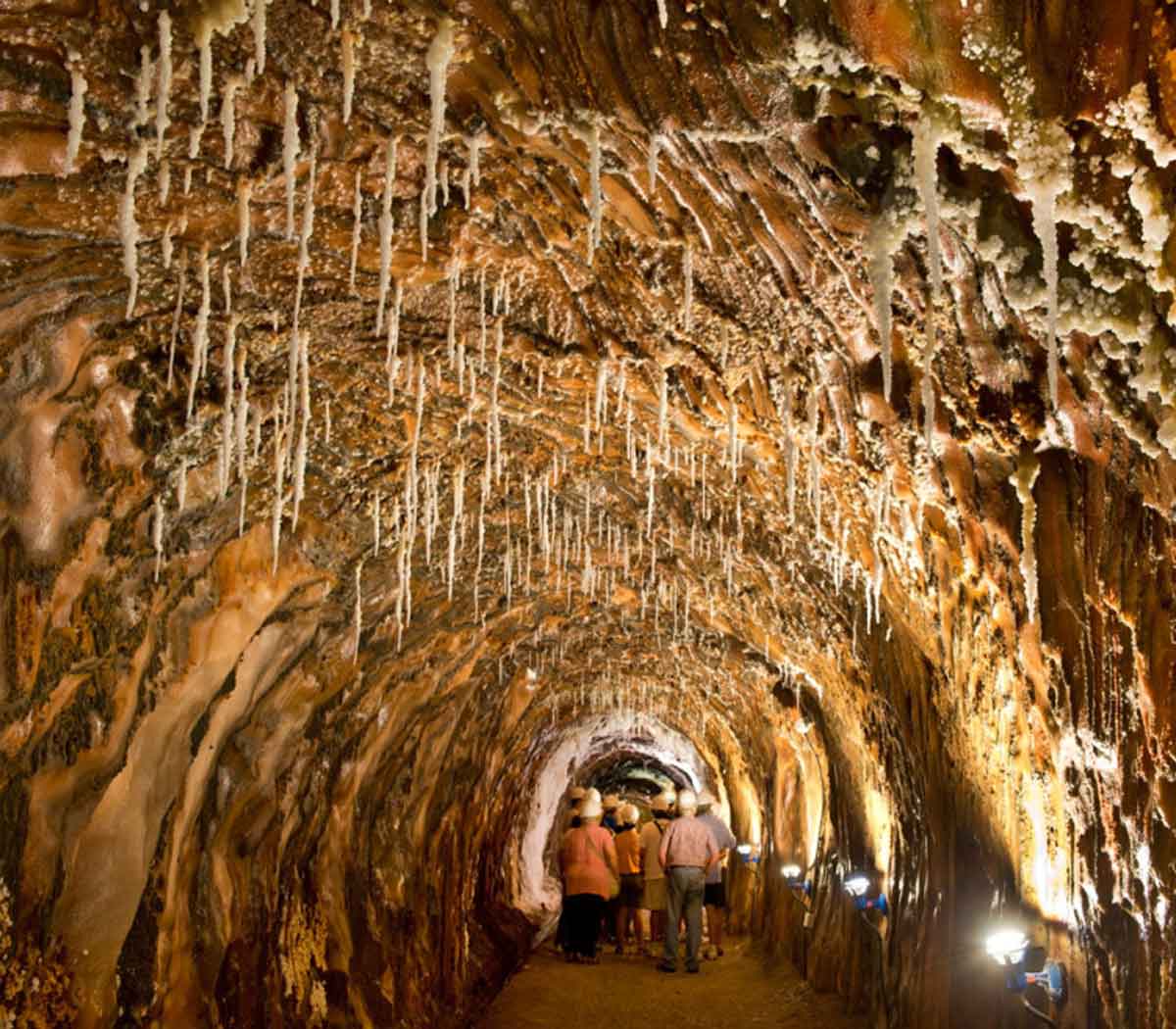 Interior de la Montaña de Sal en Cardona.