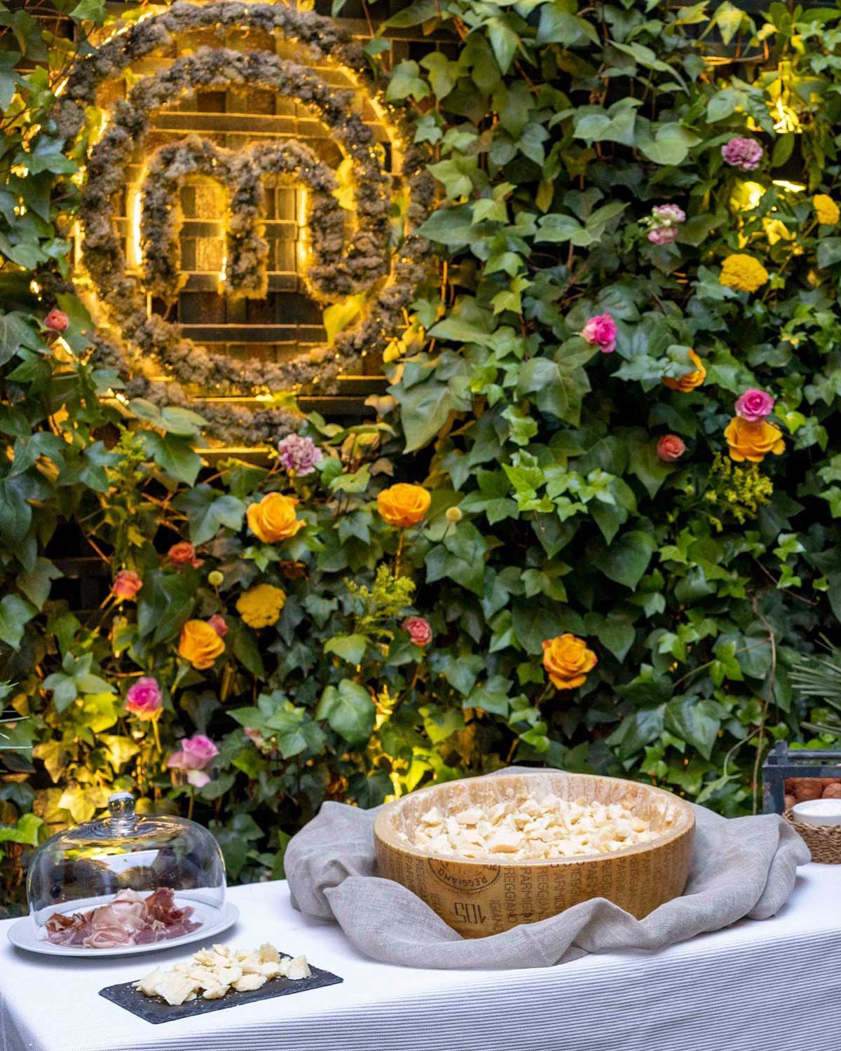 Zona de mesa con jardín vertical