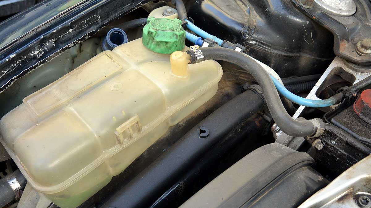 Tanque del anticongelante del coche.