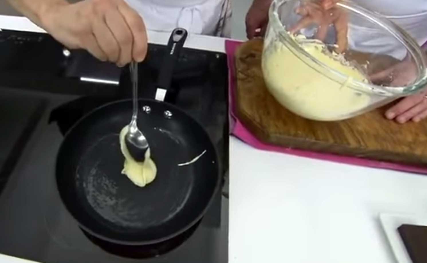 Echar la masa de la tortita