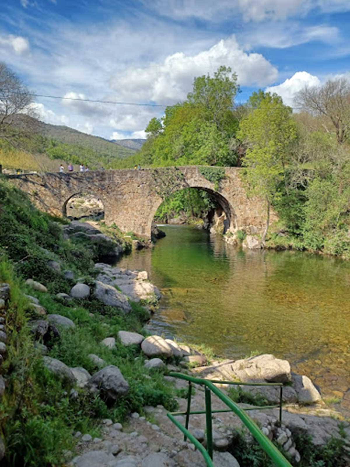 Acceso a la piscina natural