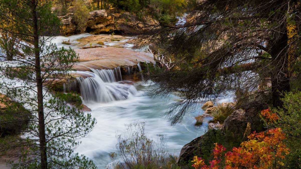 Paso del agua por las rocas