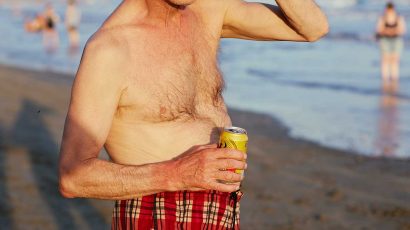 ¿Es legal beber alcohol en la playa en España?